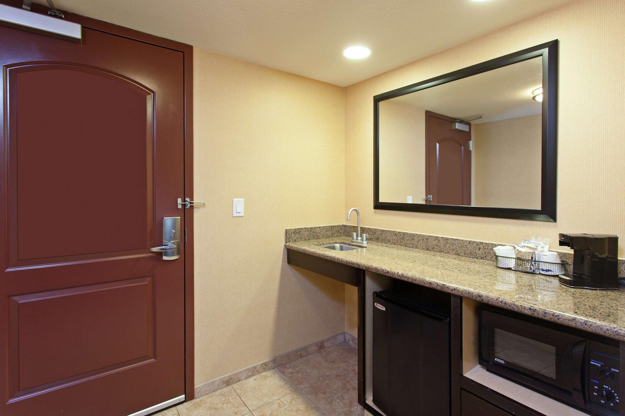 Hampton & Fresno - Northwest Hotel 3*